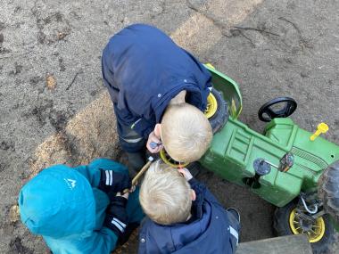 Traktoren repareres i Poppelvejens Børnehave